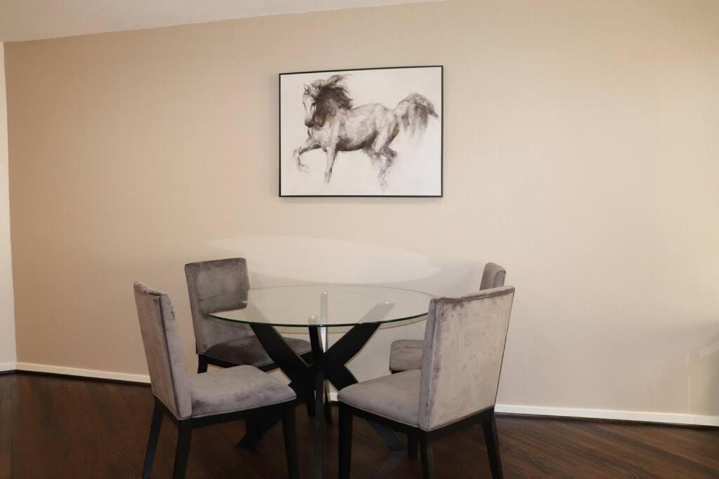 2 Bdr With Workspace & Patio In Montrose Villa Houston Bagian luar foto
