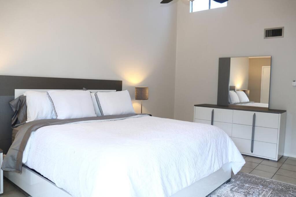2 Bdr With Workspace & Patio In Montrose Villa Houston Bagian luar foto